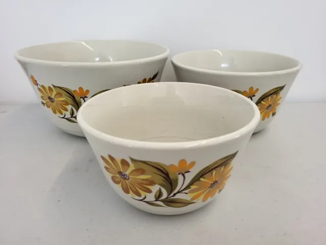 Vintage CAPRI BAKE & SEVRE STONEWARE NESTING BOWLS DAISY DESIGN Lot of 3