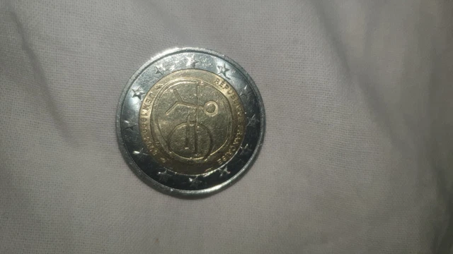 PIÈCE DE DEUX 2 euro Rare avec bonhomme tenant le signe euro dans sa