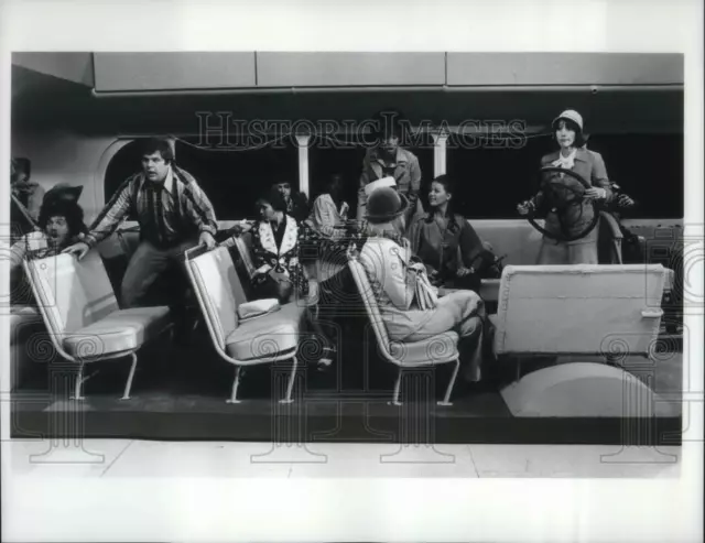1975 Press Photo Katherine Baumann & a comedy troupe stars in Keep On Truckin