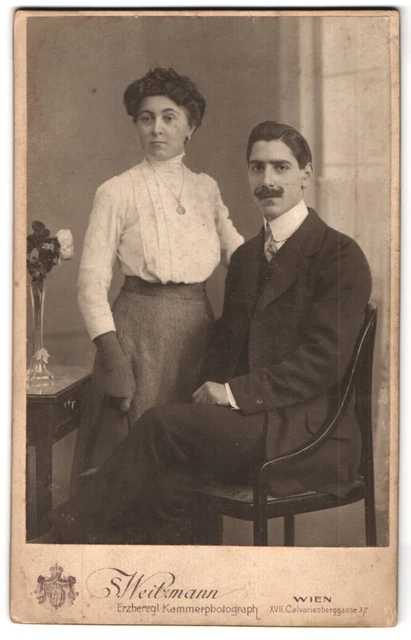 Fotografie S. Weitzmann, Wien, Calvarienbergstraße 37, Portrait Ehepaar, Frau m