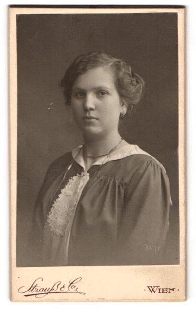 Fotografie Strauß & Co., Wien, Mariahilferstrasse 38, Junge Frau mit gewellter