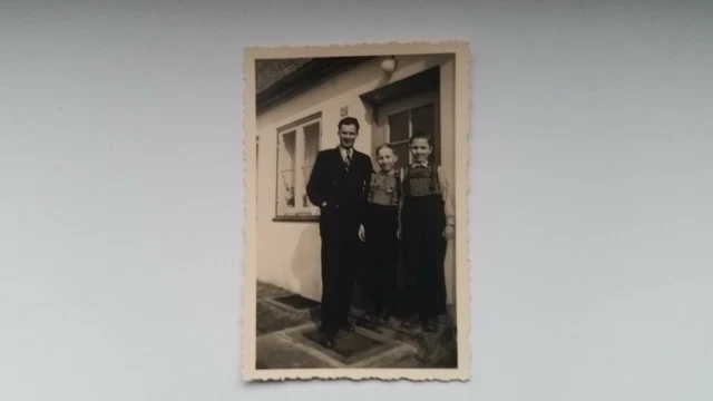 Foto 82K4082 Mann mit 2 Jungs Hosenträger Potsdam ca.1940er ca.6x9cm