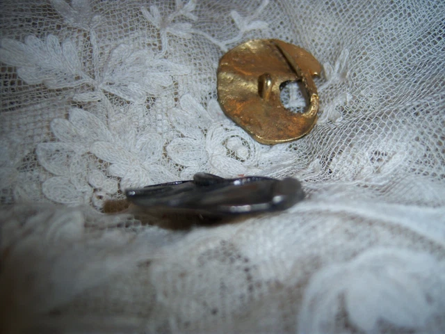 B241 BOUTON ANCIEN metal ART DECO forme palette   argenté 3.4 cm et doré 3.1 cm 3
