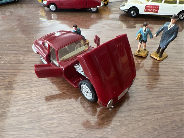 B69 1:43 NOREV PLASTIQUE 156 JAGUAR E TYPE JAUNE EXC. COND