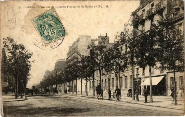 CPA PARIS 7e - L'Avenue de Lamotte-Picquet et les Ecoles (75107)
