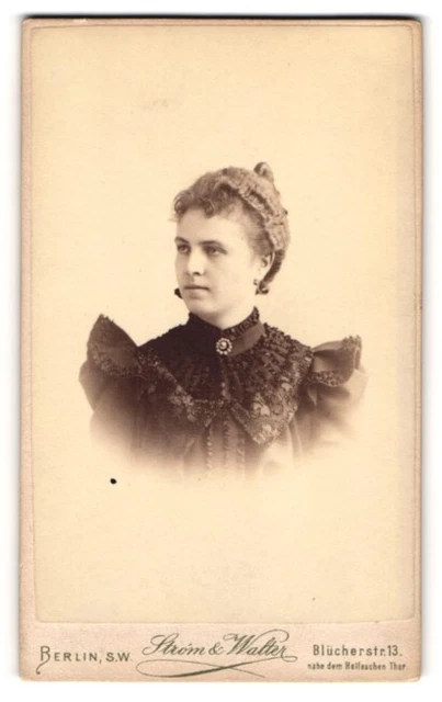 Fotografie Strom & Walter, Berlin-SW, Portrait junge hübsche Dame im bestickten