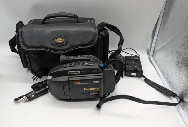 Videocámara PANASONIC Palmcorder PV-L858D VHS-C Photoshot con cargador de bolsa y batería
