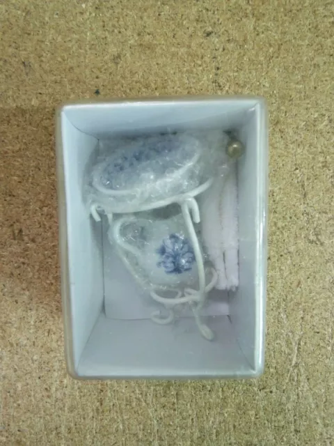 Accesorio para Muñeca de Porcelana.Lavabo Victoriano.10 x 7 cm.en caja