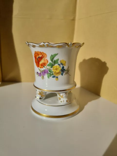 kleine Vase Porzellan Meissen Blumen, Goldrand, Füßchenvase