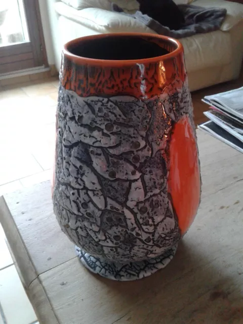 Grand vase à fleurs style Vallauris en ceramique avec reliefs