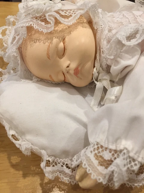 CROWNE, Fine Porcelain Sleeping Musical Moving baby on heart pillow VINTAGE