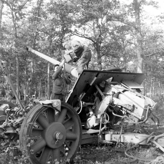 WW2 WWII Photo World War Two / US Army Tests German 88mm Guns France 1944 / 8453