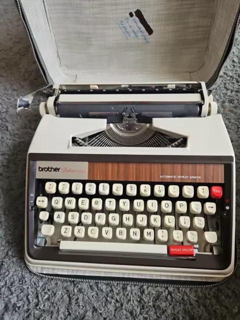 Máquina de escribir vintage Brother Deluxe 1350 en estuche 2