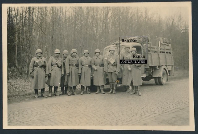 Foto 2.WK WH Soldaten mit Stahlhelm und Mercedes Benz LKW Lastwagen Kfz