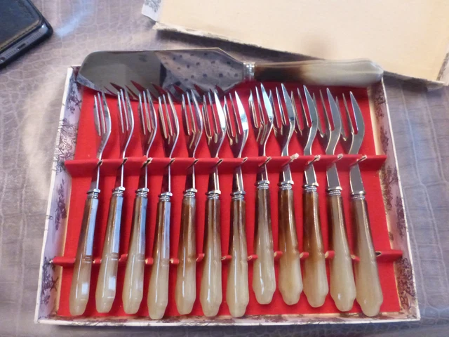 12 Fourchettes Et 12 Cuillères