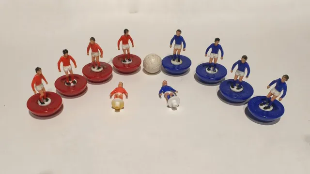 Subbuteo Spares - 4 Red 4 Blue Players + ball