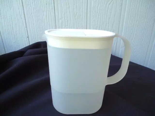 Tupperware 1529 slim line water  jug 1.25 lt Australia  pitcher  white