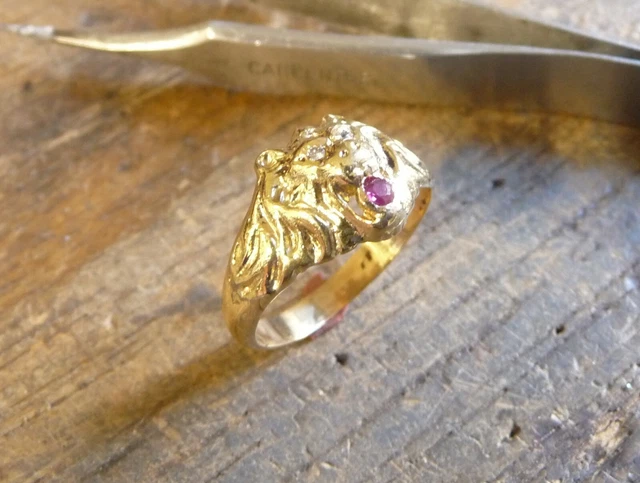 Bague Homme Or 18K Tête De Lion Yeux Rubis - Marjan - Joaillerie Neuve