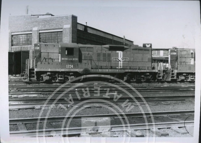Railroad Photo Boston & Maine Rr Gp-9 # 1724 Boston, Mass  1958