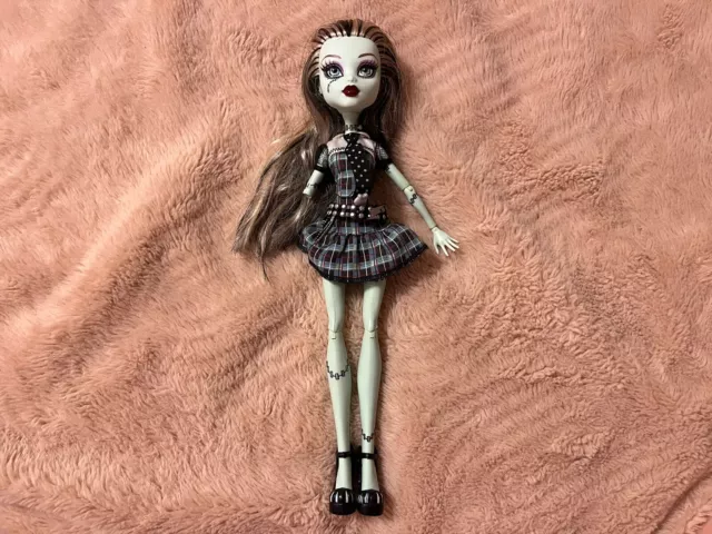 Monster High Frankie Stein Third Wave — Missing Arm and Accessories