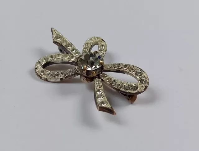 Ancienne broche fantaisie en forme de nœud, strass