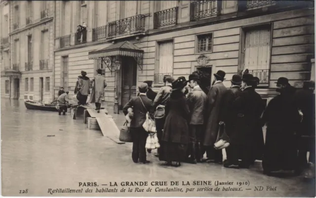 CPA Inondations 1910 PARIS Rue de Constantine ravitaillement (996854)