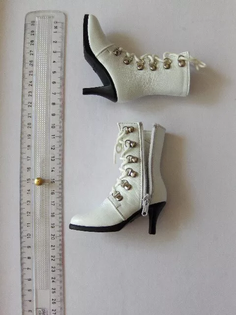 BOOTS / BOTTINES / CHAUSSURES en cuir et plastique - pour  poupée de  collection