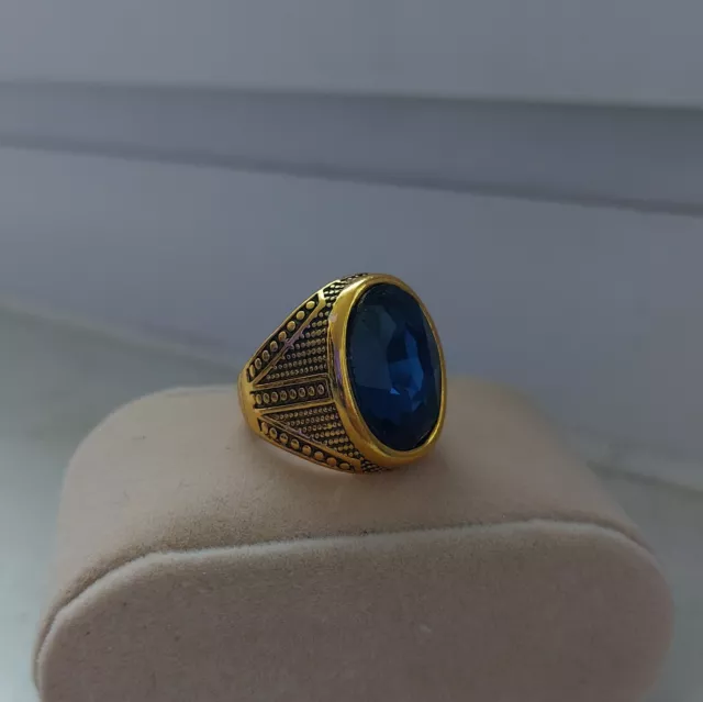 alter goldener Ring mit einem blauen Stein