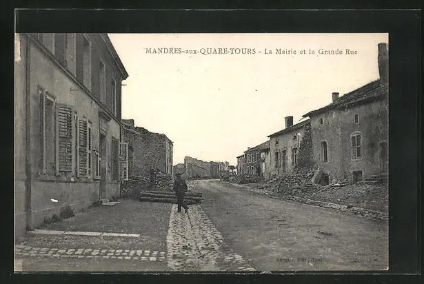 CPA Mandres-aux-Quare-Tours, La Mairie et la Grande Rue