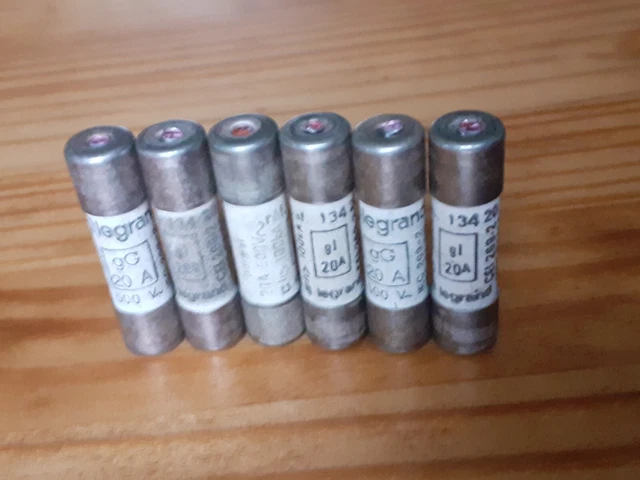 LOT DE 6 FUSIBLES LEGRAND 20A 500V NEUFS DIMENSION 10X38 (dernier lot)
