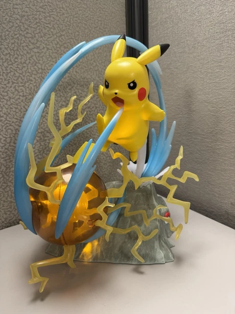 Statue Deluxe Pikachu Pokémon - 33cm - Avec Éclairage LED - Position Combat - Produit Officiel