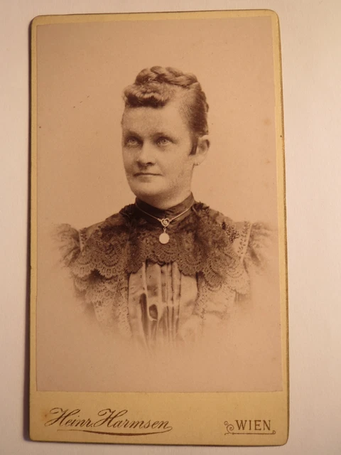 Wien - Frau mit Zopf - Portrait / CDV