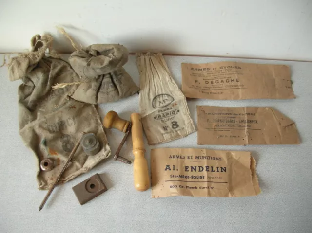 Lot anciens outils sac accessoires de chasseur en toile métal papier et bois