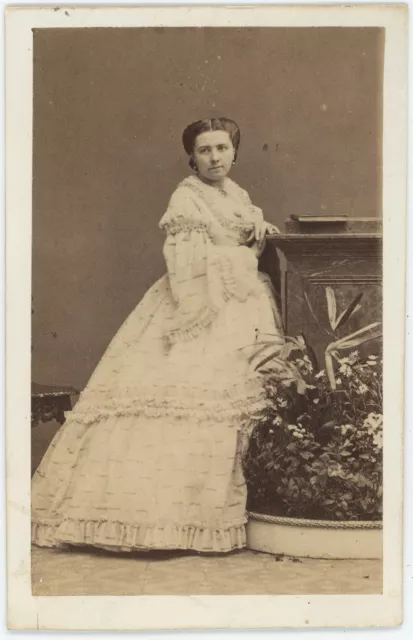 CDV circa 1860. Femme de la noblesse parisienne à identifier par Disdéri à Paris