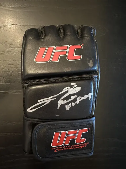 Antonio Bigfoot Silva / Signed UFC Glove Autographed (With Damaged)