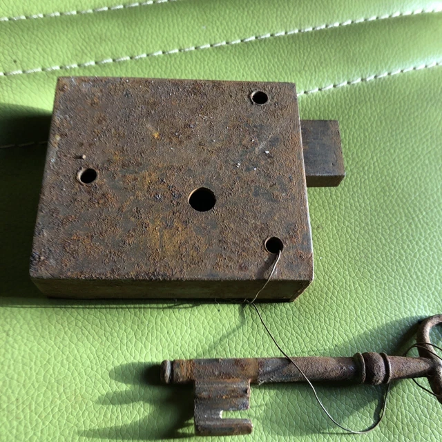 Ancienne serrure en bois pour déco avec sa clé d'origine vintage - Décoration