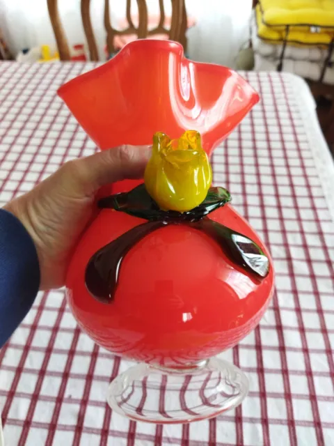Ancien vase en verre rouge avec un décor de fleur - murano ?