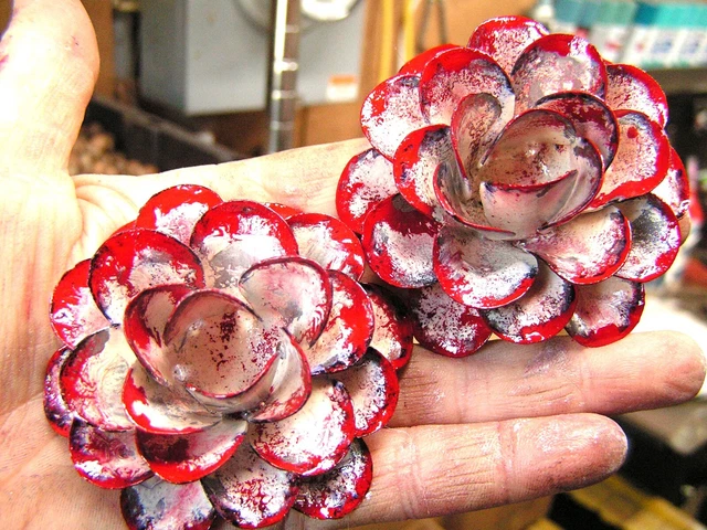 DOS flores grandes de metal crema y rosa roja, para acentos, adornos