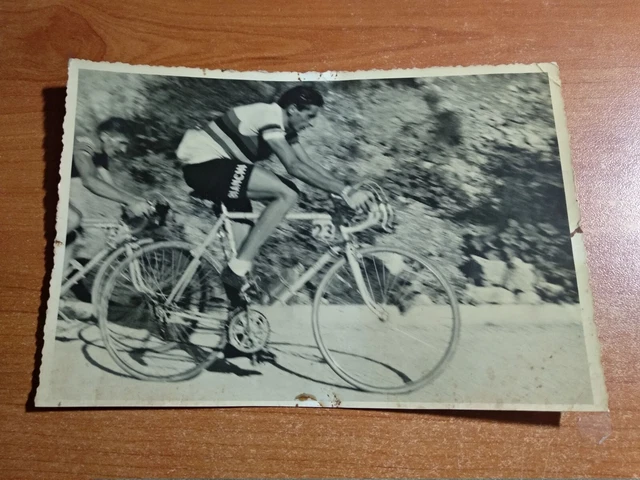 Photo Vintage Presse : Fausto Coppi Signant Un Autographe - Tirage Original 30x24 Cm