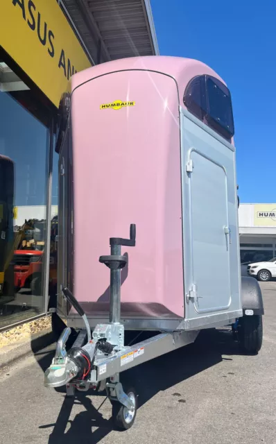 Humbaur Xanthos Aero ROSE 2,4t 2-Pferdeanhänger Anhänger gebr. Böckmann a Lager