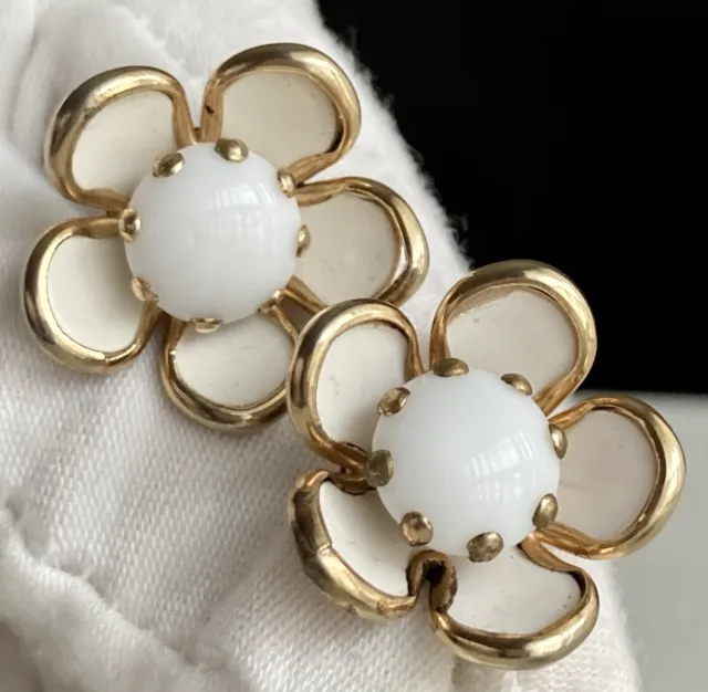 Milk White Glass Vintage Gold Tone Round Flower Pin Brooch .75” Jewelry 7g Women