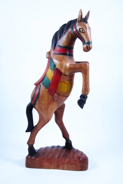 Sculpture d'un cheval cabré avec poulain en bois de suar 50cm