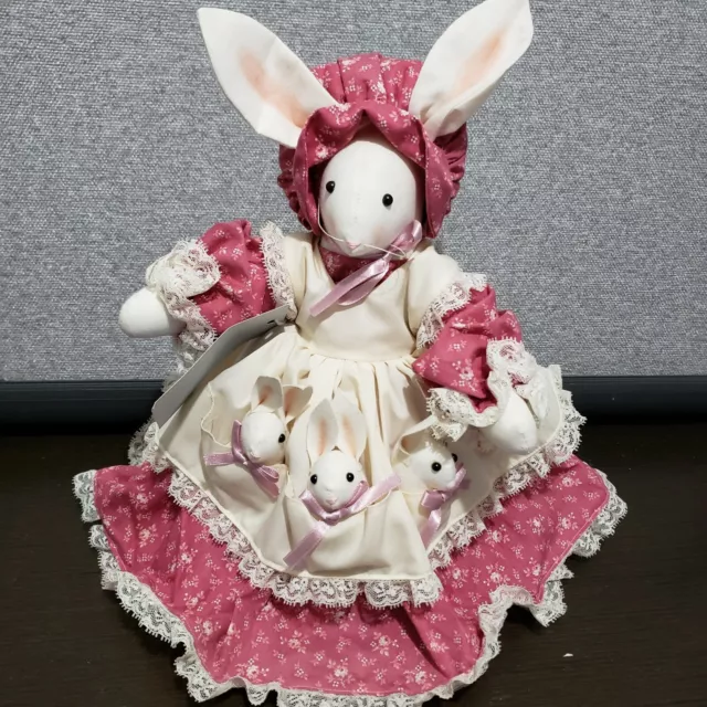Kathy's Country Crafts Hand Crafted  Mouse Mama in dress figurine w/ babies mice