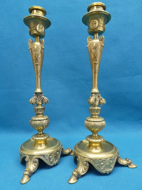 Xix° Paire De Bougeoirs Flambeaux En Bronze Portraits Personnages Abeilles
