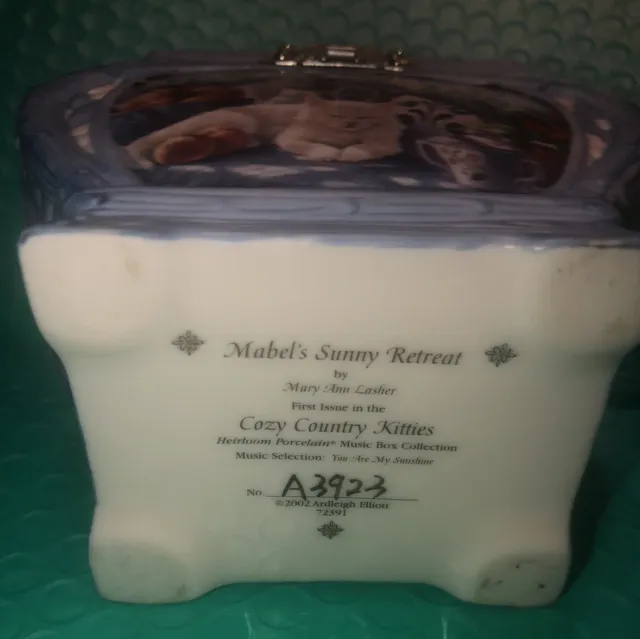 Mabel’s Sunny Retreat Cozy Country Kitties Mary Ann Lasher Music Trinket Box EUC 3