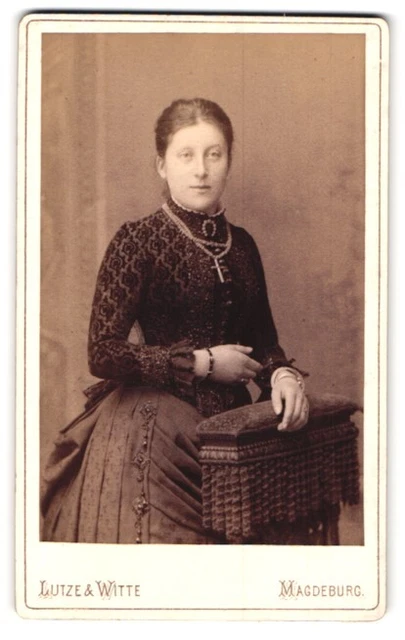 Fotografie Lutze & Witte, Magdeburg, elegante junge Dame mit viel Schmuck