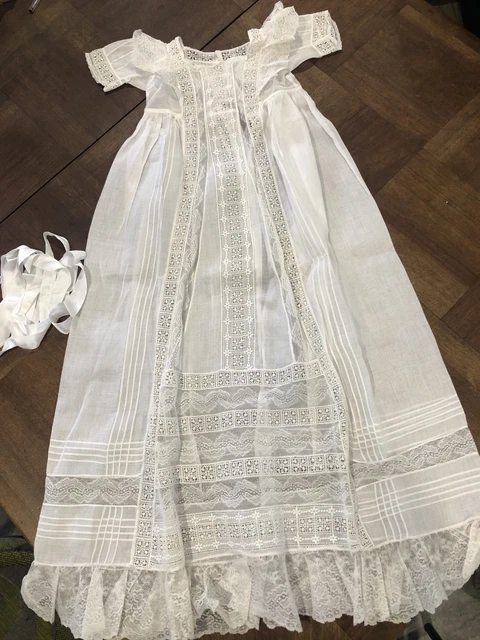 ROBE DE BÉBÉ ancienne, brodée pour poupée ancienne EUR 6,00 - FR
