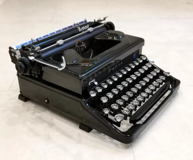 Vintage 1950 Everest Mod 90 Typewriter with case