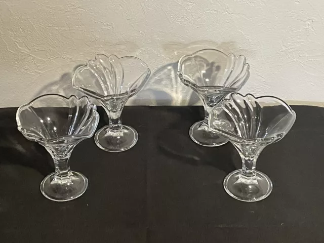 4 COUPES A GLACES design transparent en verre moulé sur pied