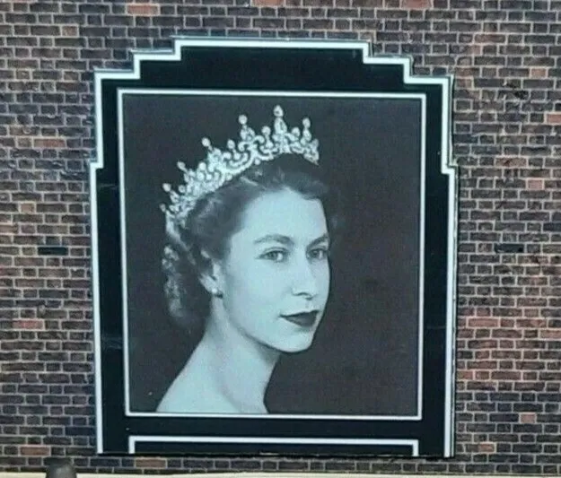 Oo Gauge Hm The Queen Billboard Poster Kit Coronation Portrait 1953 Post War  